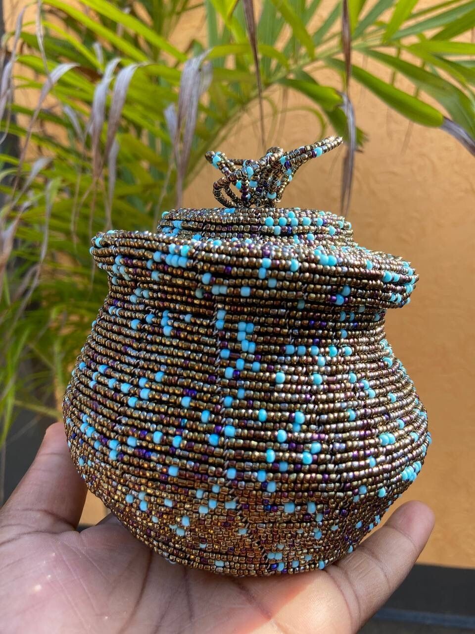 Beads basket with lid on