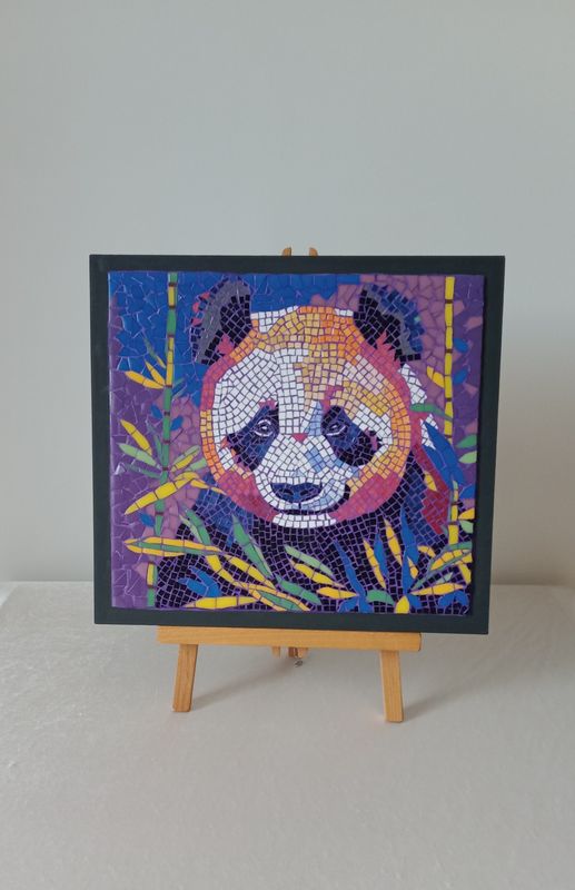 TABLEAU MURAL EN MOSAIQUE, PORTRAIT D'UN PANDA MULTICOLORE