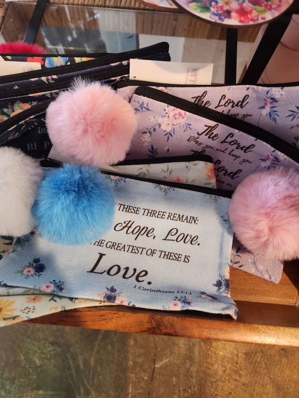 make-up bag w/pompom