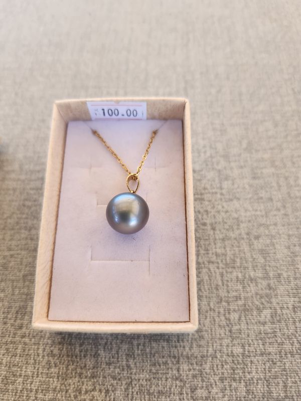 Tahitian pearl necklace