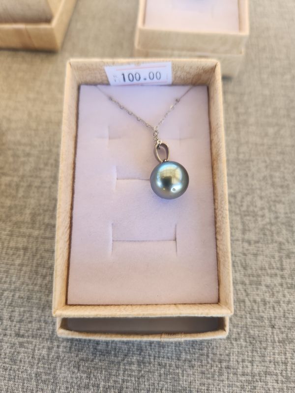 Tahitian pearl necklace