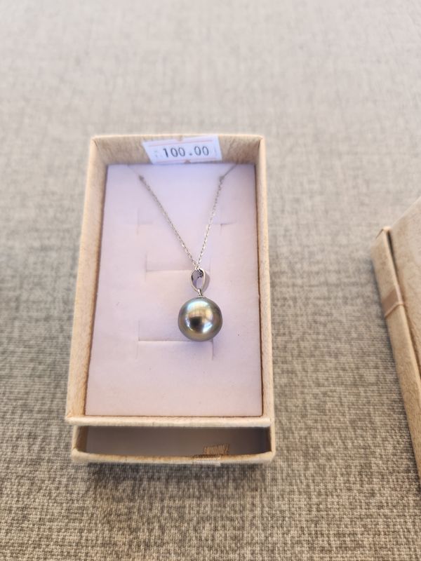 Tahitian pearl necklace