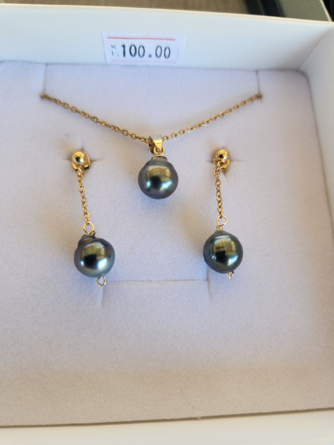 Tahitian pearl earrings and necklace set