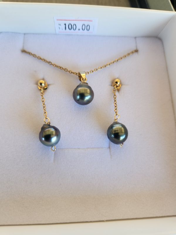 Tahitian pearl earrings and necklace set