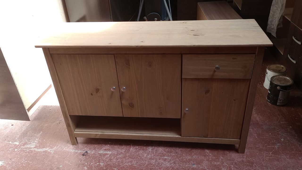 (L1517) Aparador de diseño buena calidad bajo tres puertas y cajón madera maciza. Medidas: 129x40x80