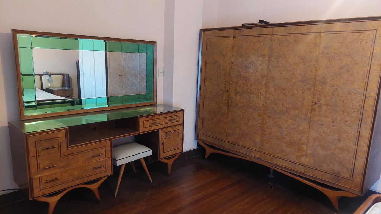(L1001) Espectacular juego de dormitorio estilo danés nórdico años 60s  en petiribi y raíz muy buen estado  cama con respaldar y 2 mesas de luz cómoda tocador con espejo y banqueta ropería.
