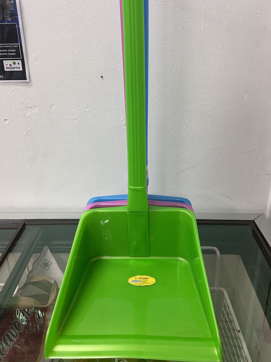 *DUSTPAN PLASTIC ASSRTED COLORS