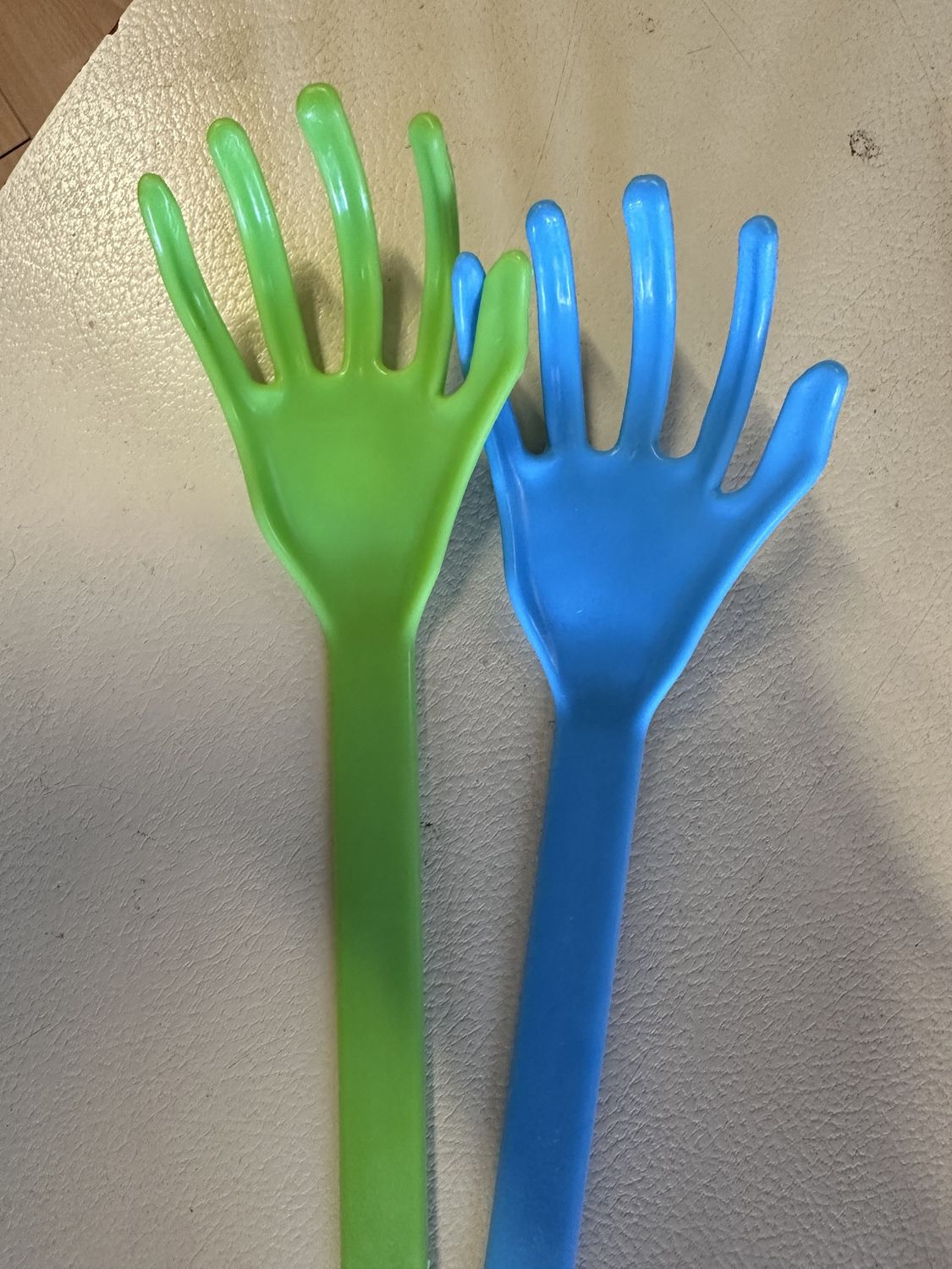 *PLASTIC BACK SCRATCHER AND SHOE HORN 2 IN 1