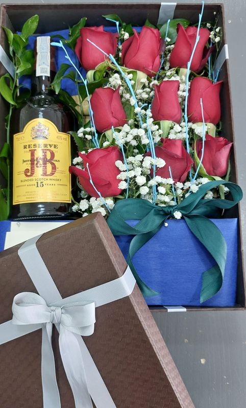 Caja de rosas con botella