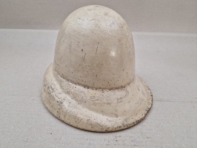 Alte Hutform aus Masse, wohl 1950er-Jahre.
