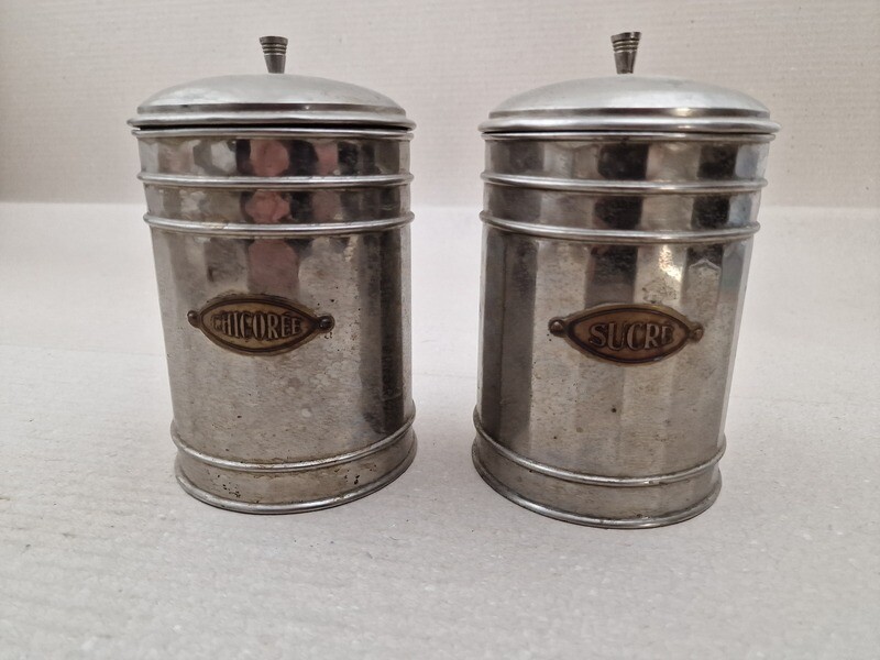 2 alte Vorratsdosen aus Metall für die Küche.