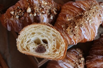 Croissant de mazapán de nuez