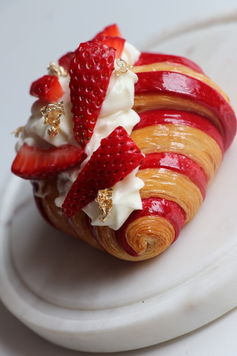 Croissant bicolor relleno de geleé de frambuesa
