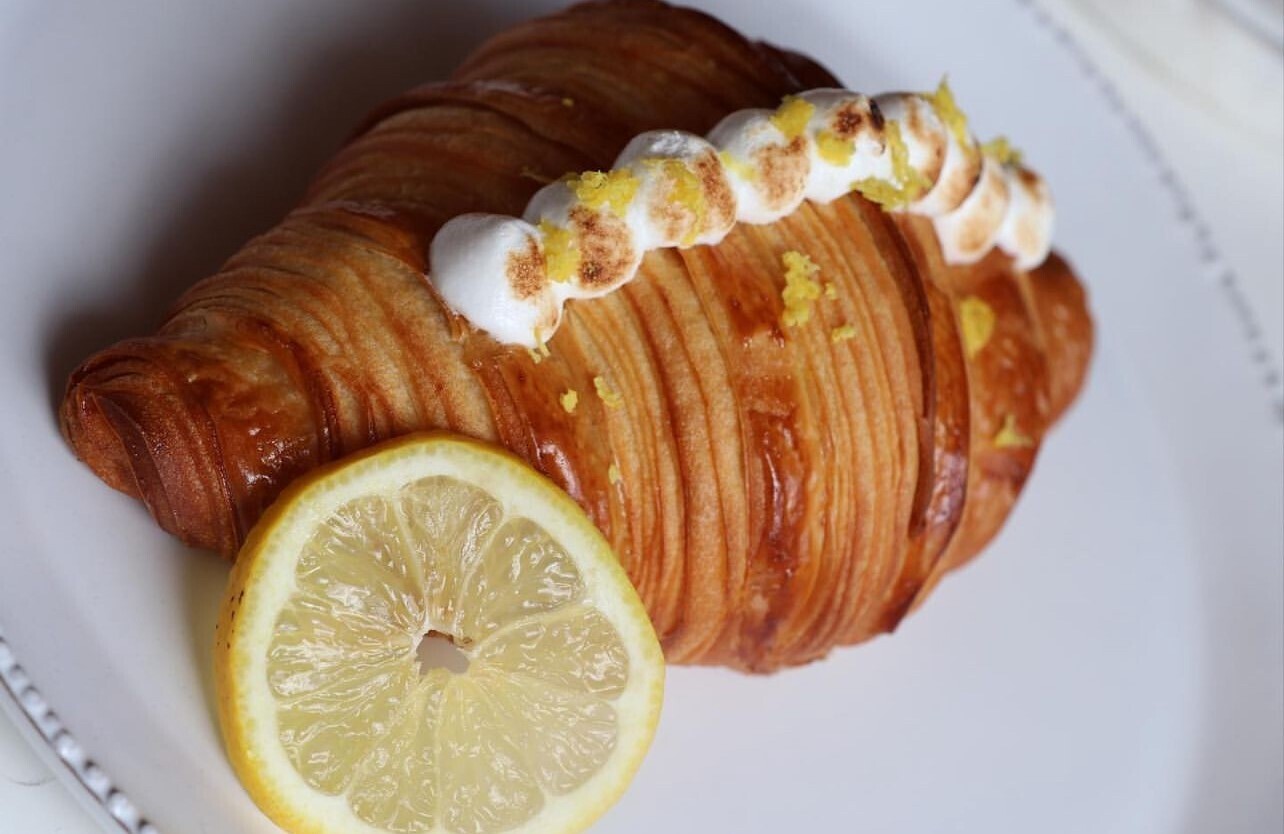 Croissant relleno de lemon curd