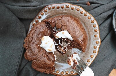 Galleta de volcán de chocolate
