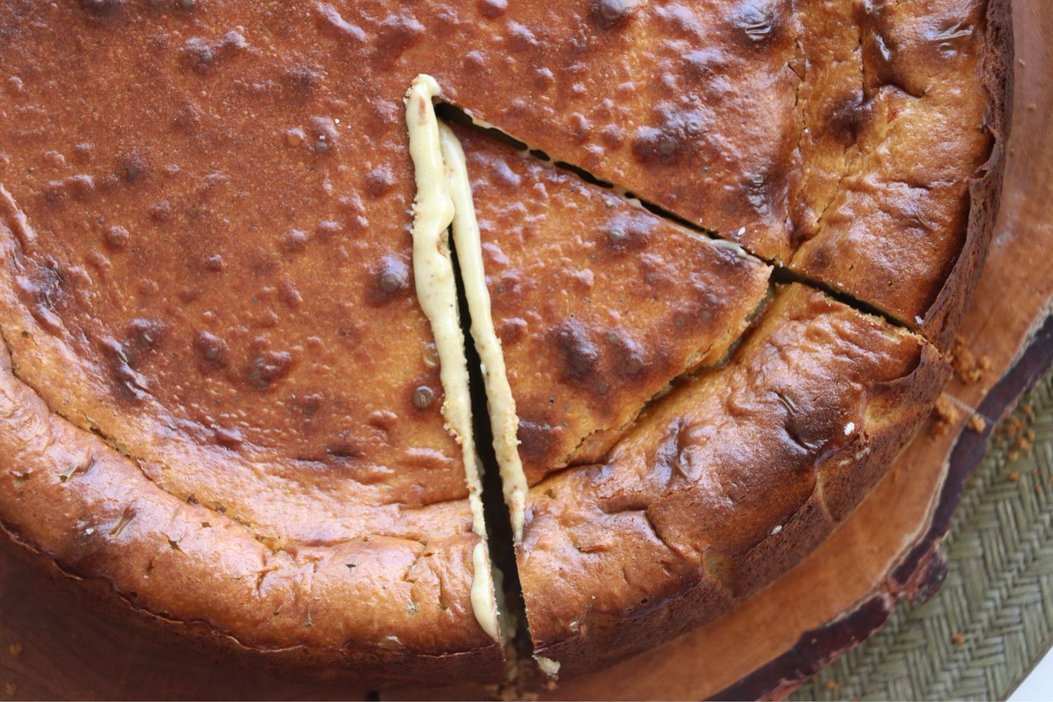 Tarta vasca chocolate blanco y pistache
