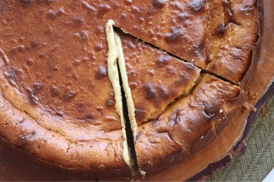 Tarta vasca chocolate blanco y pistache