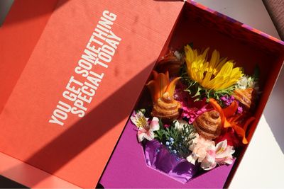 Caja con arreglo floral