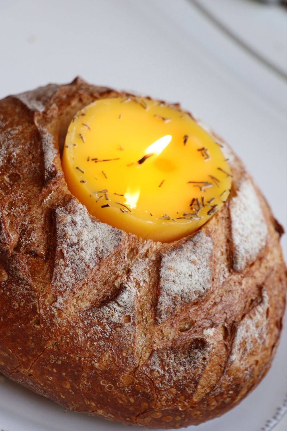 Hogaza con veladora de mantequilla