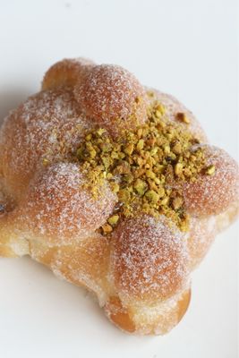 Pan de muerto praliné pistache
