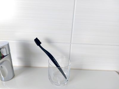 Nachhaltige Zahnbürste mit Aktivkohle-Borsten