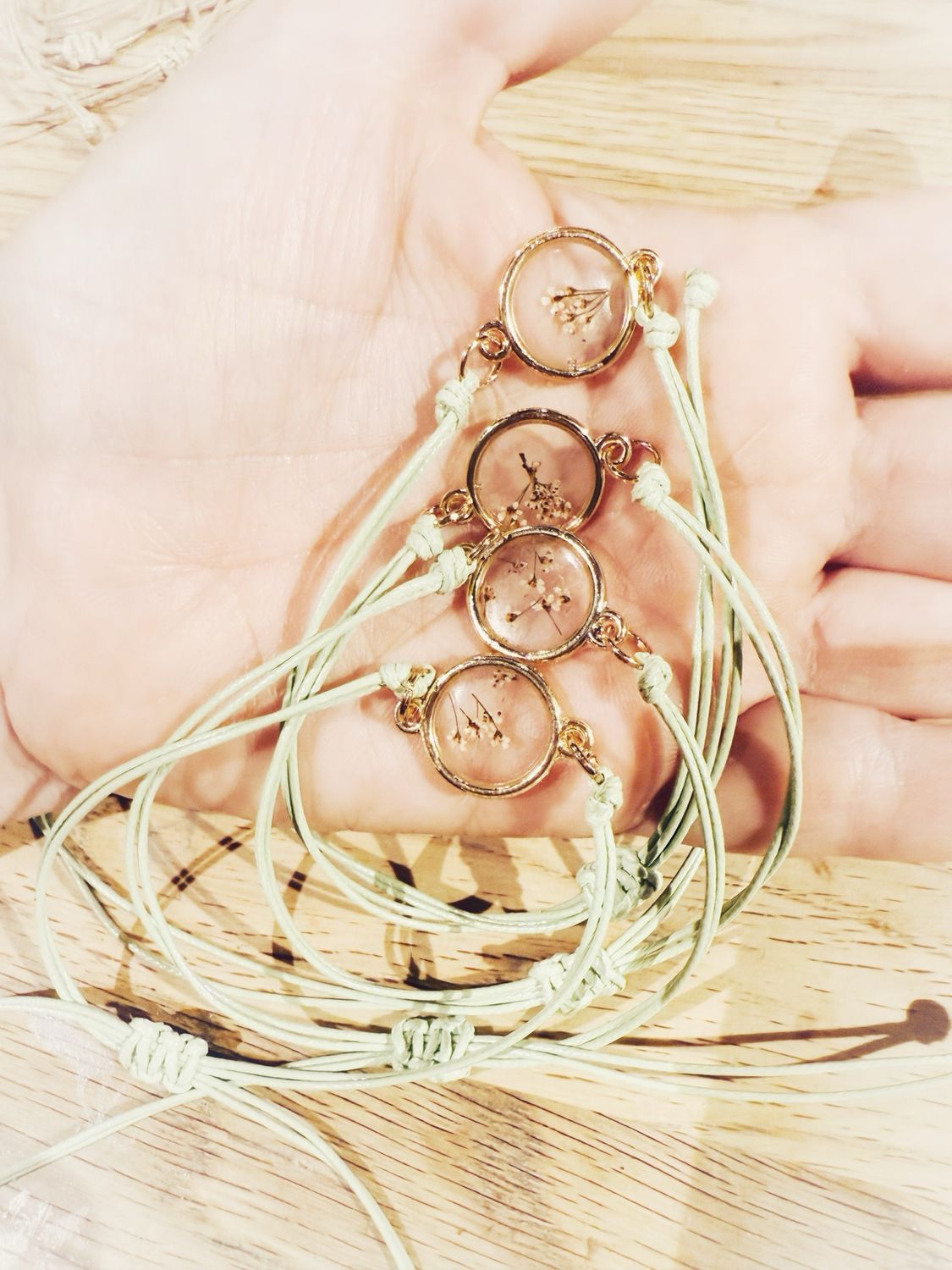 Un bracelet talisman végétal : épilobe , herbe aux goutteux « guérison du corps physique »une pièce aléatoire, bracelet vert pale ajustable