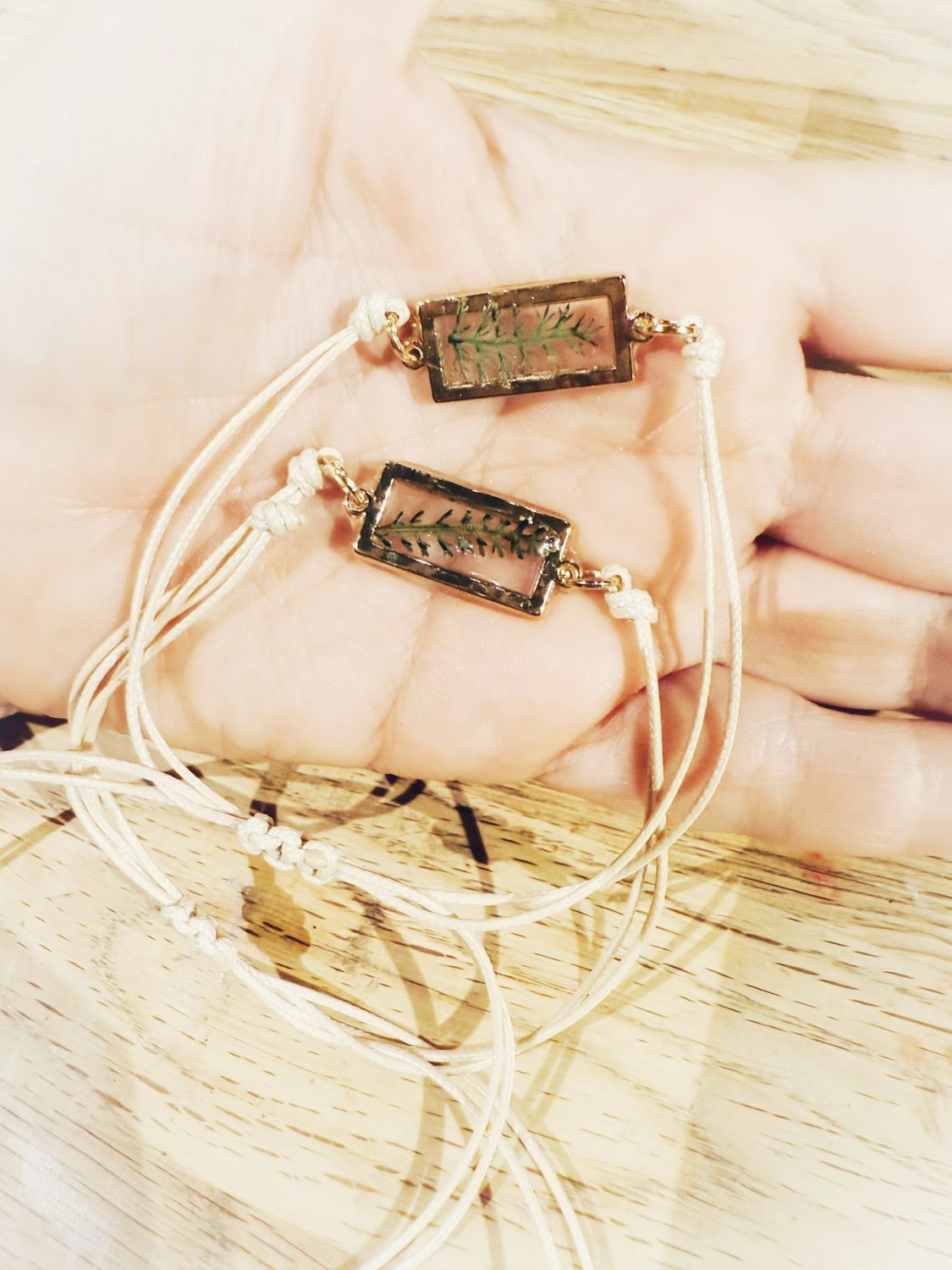 Bracelet talisman achillee millefeuille « guérison du feminin » allongé doré avec fil ajustable beige , une pièce aléatoire