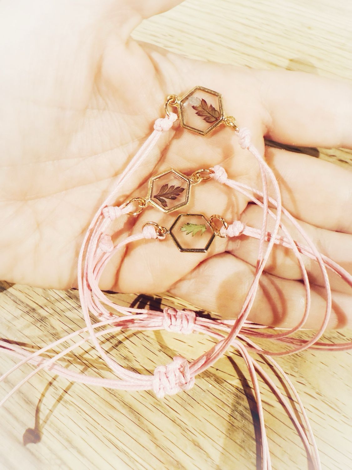 Bracelet talisman géranium herbe à Robert  « fécondité et fertilité  » octogonal  doré avec fil ajustable rose pale , une pièce aléatoire