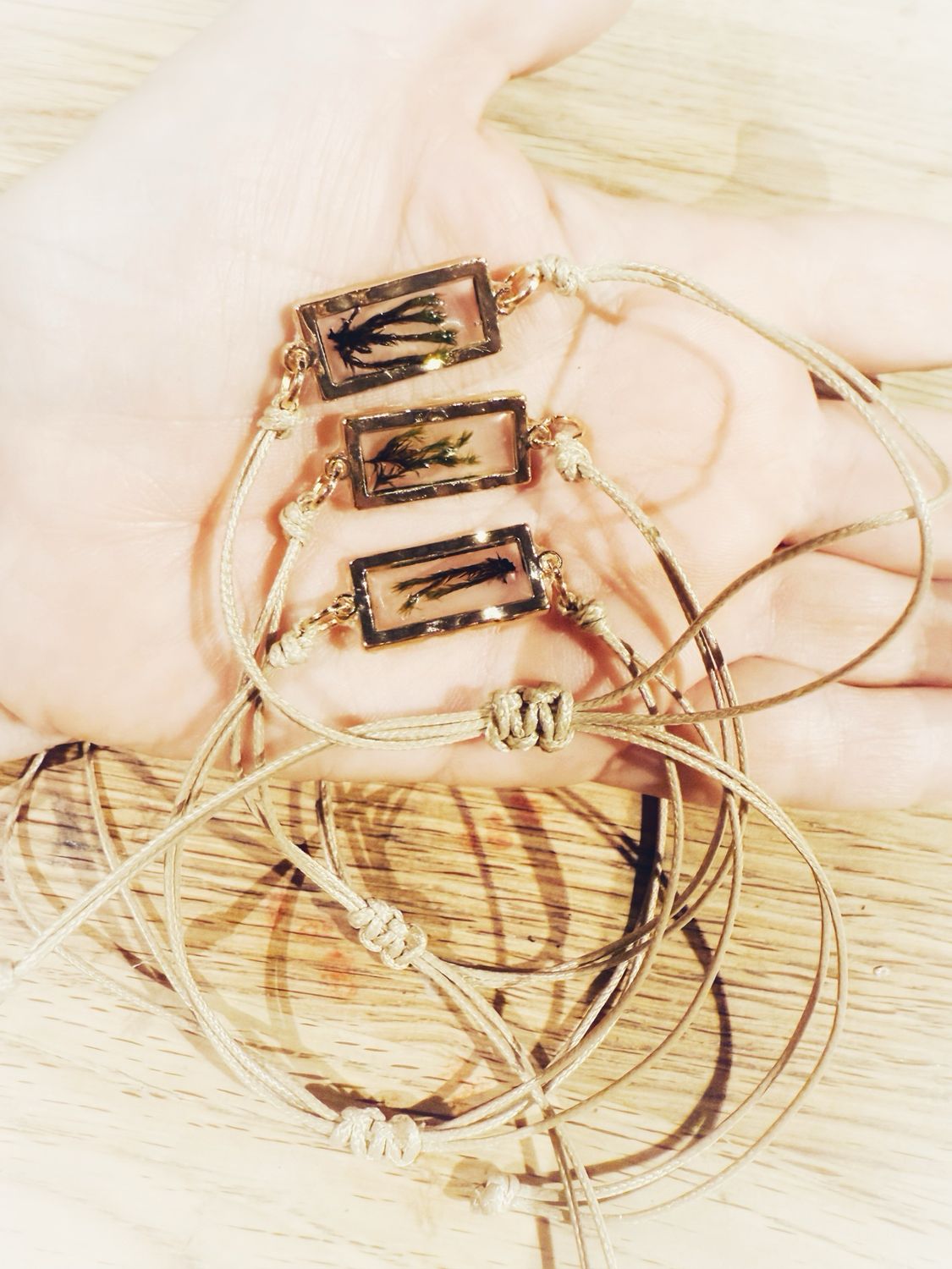 Bracelet talisman mousse « ancrage doux » allongé doré avec fil ajustable brun pale , une pièce aléatoire