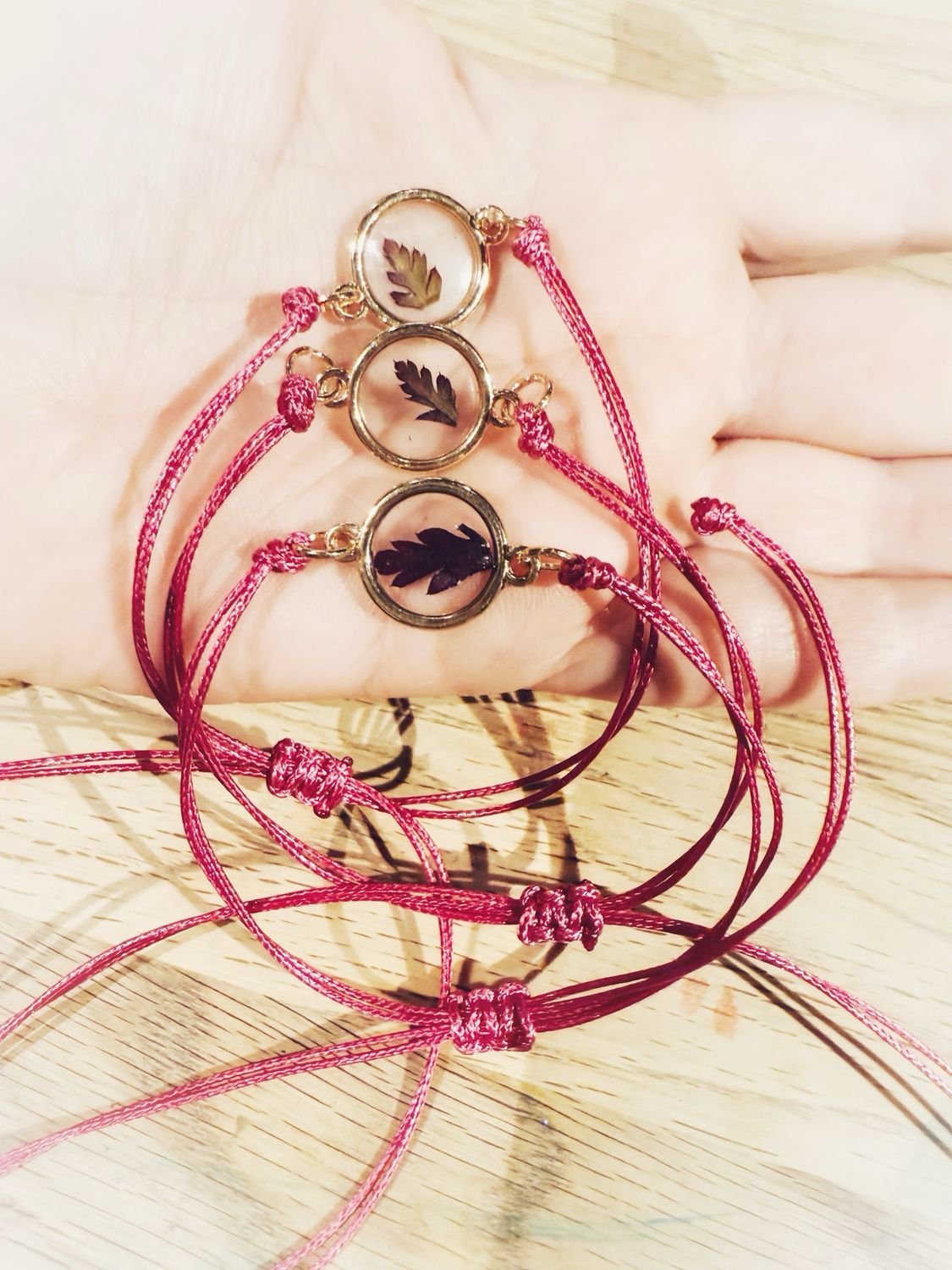 Bracelet talisman géranium herbe à Robert « fertilité et fécondité » rond doré avec fil ajustable rose fuchsia , une pièce aléatoire