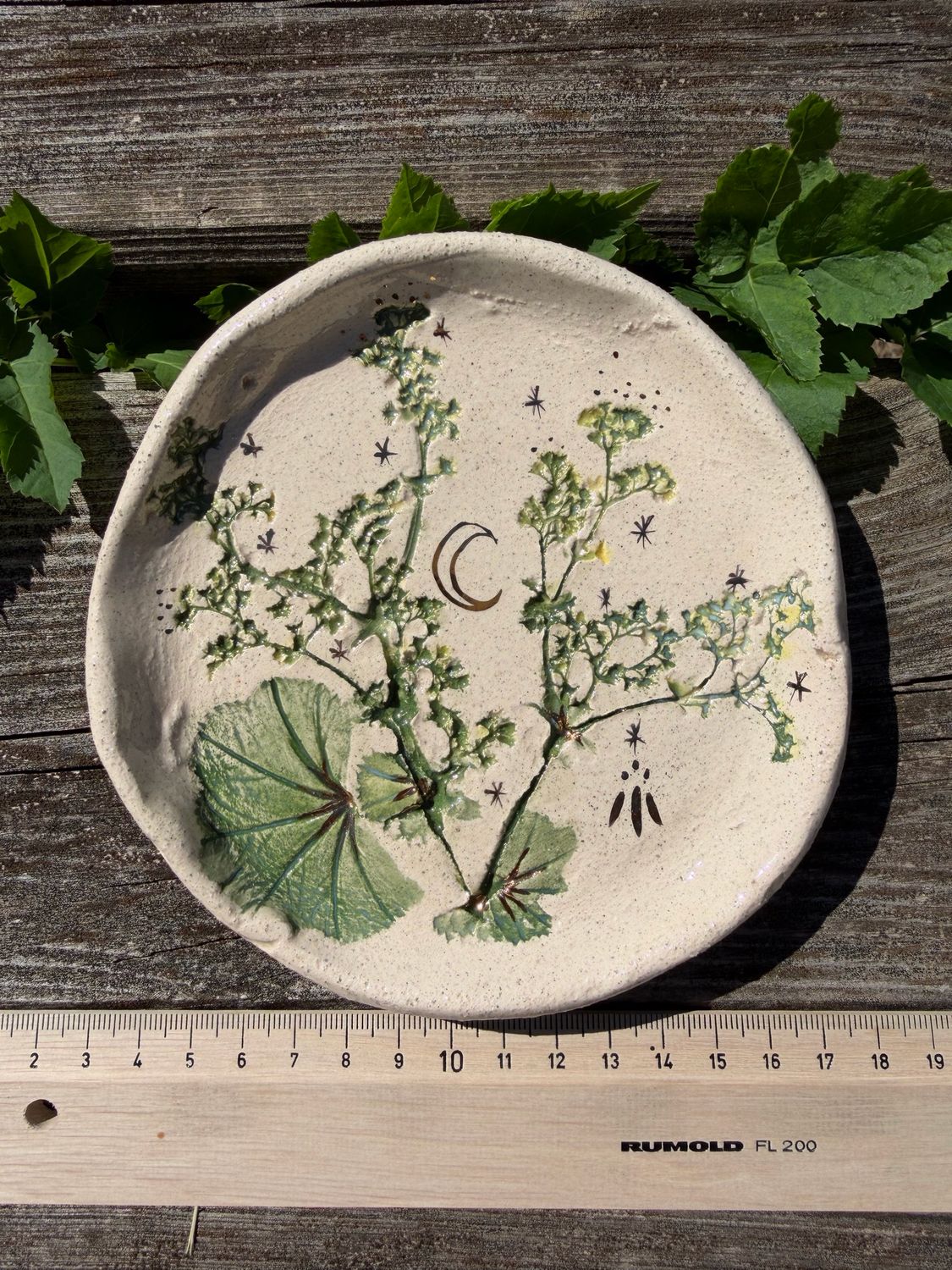 Bol d’offrande herboristerie réalisé à Alban Hefin 2026 Alchemille sainfoin absinthe no 26 avec or pur lune étoiles et Awen