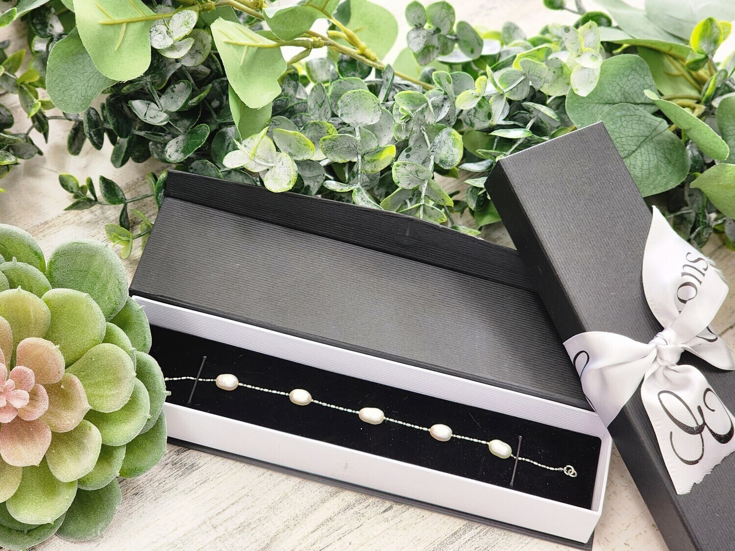 WHITE PEARL &amp; SILVER BRACELET with GIFT BOX
