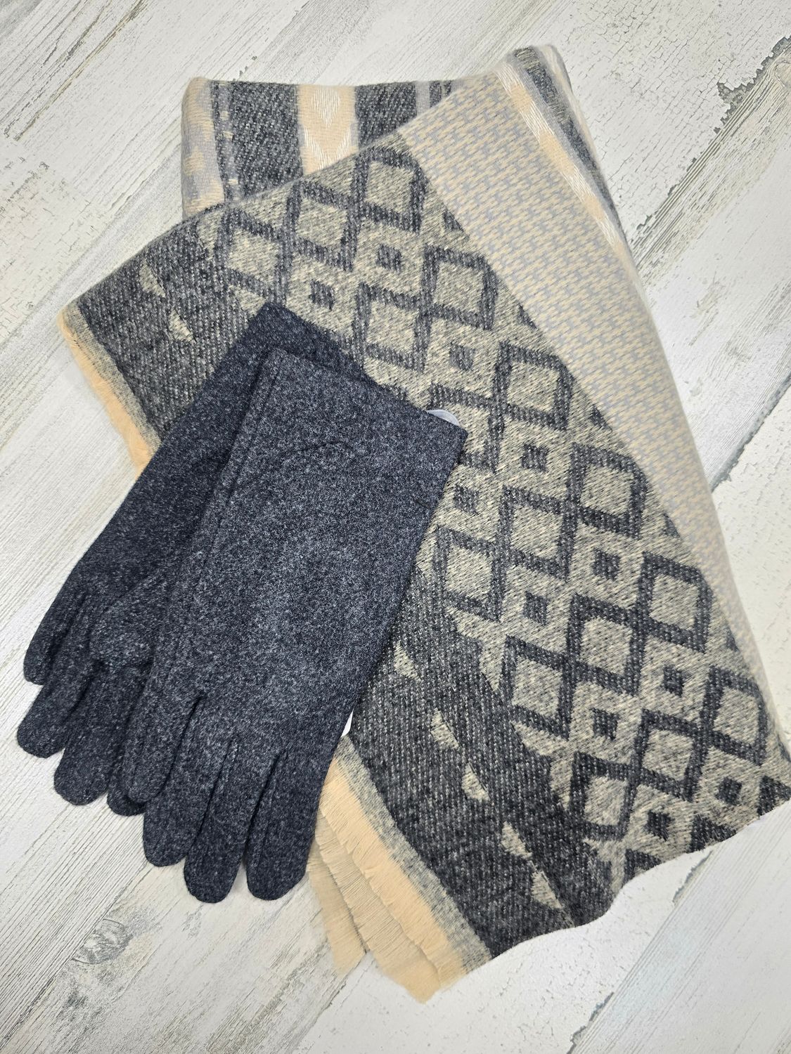 CHARCOAL NEUTRAL SCARF &amp; GLOVE SET