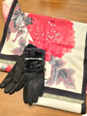 ULTRA LUXE RED ROSES SCARF &amp; FUR TRIMMED GLOVE SET