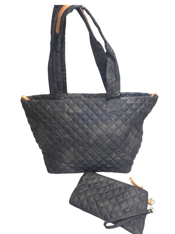 CAMO QUILTED TOTE WITH WRISTLET