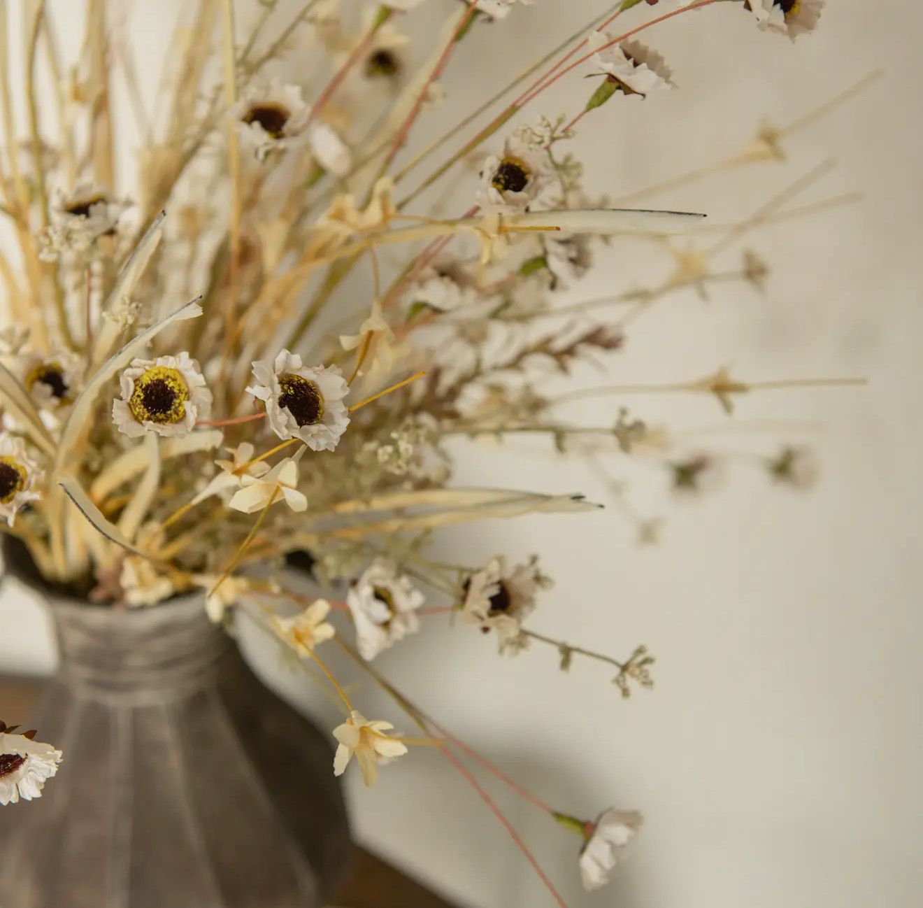22” Cream Mini Daisy &amp; Wild Grass Bush