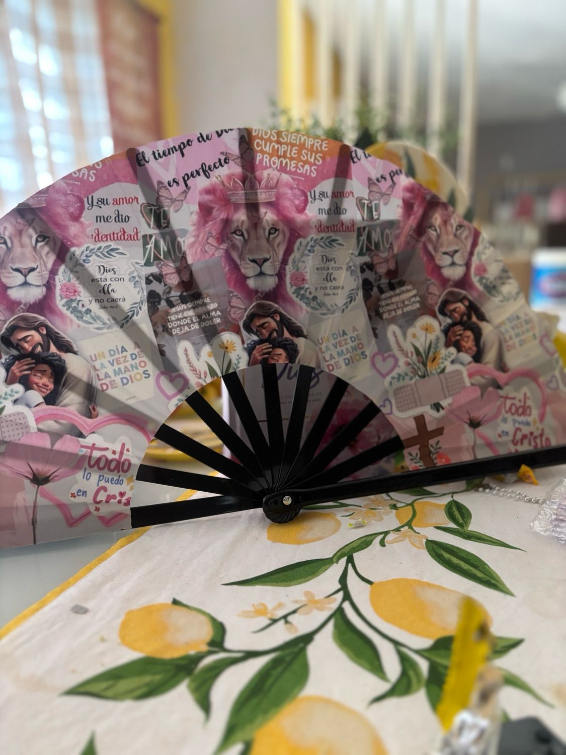 Abanico de mano Dios está con ella