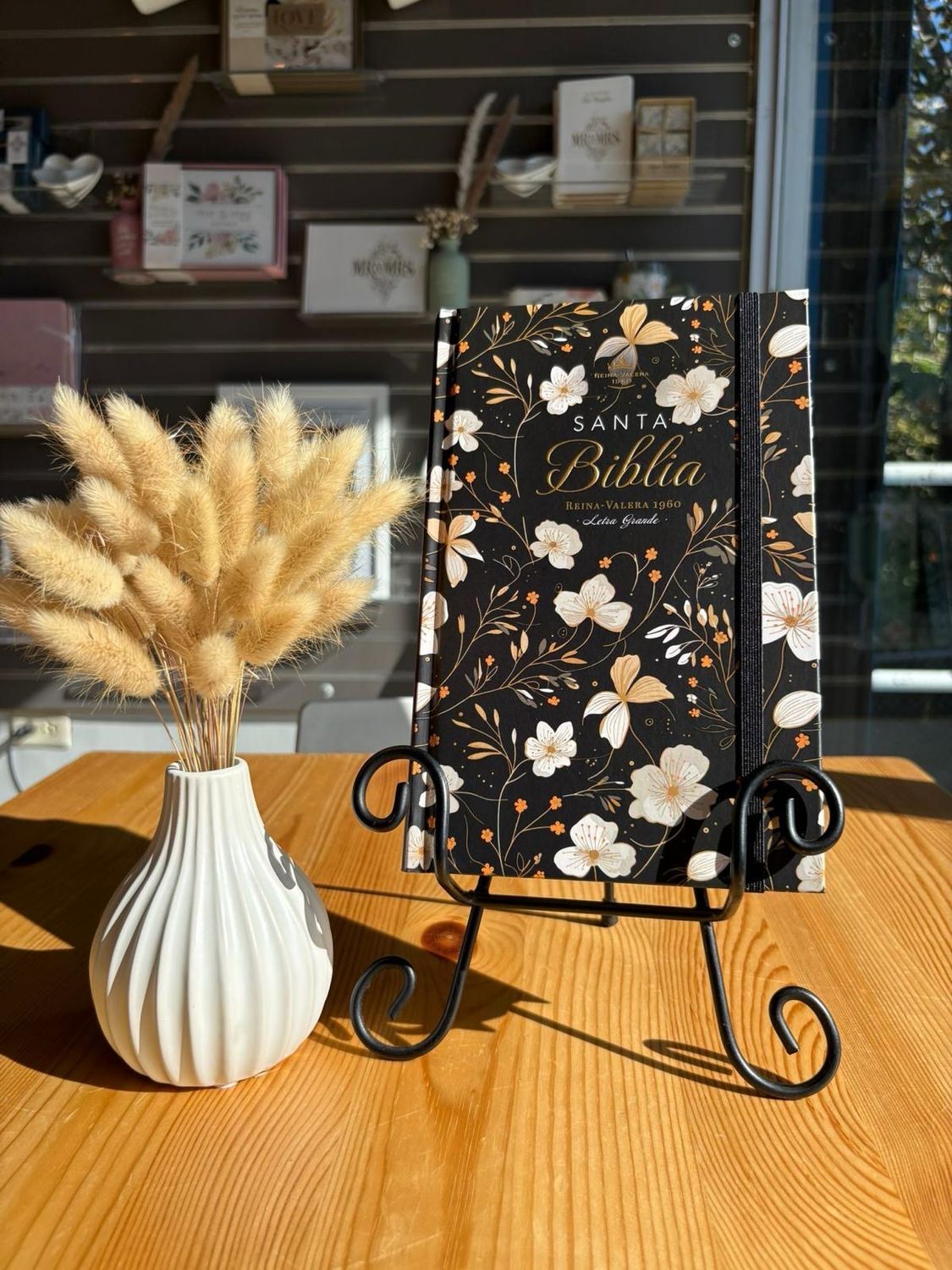 Biblia de flores negra Letra Grande 