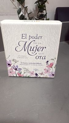 Promesas Mujer que ora con Stand