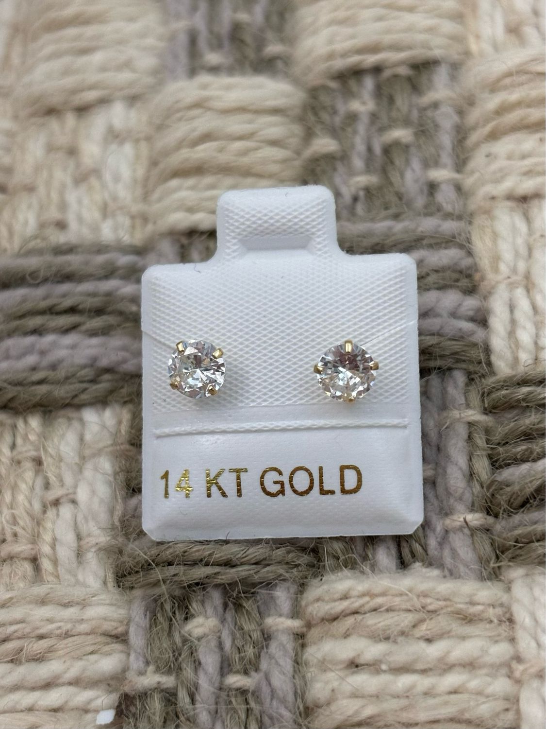 Cubic Zircoin 4mm 4 nail Studs Gold 14K
