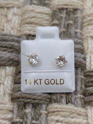 Cubic Zircoin 5mm 4Nails Studs Gold 14K.