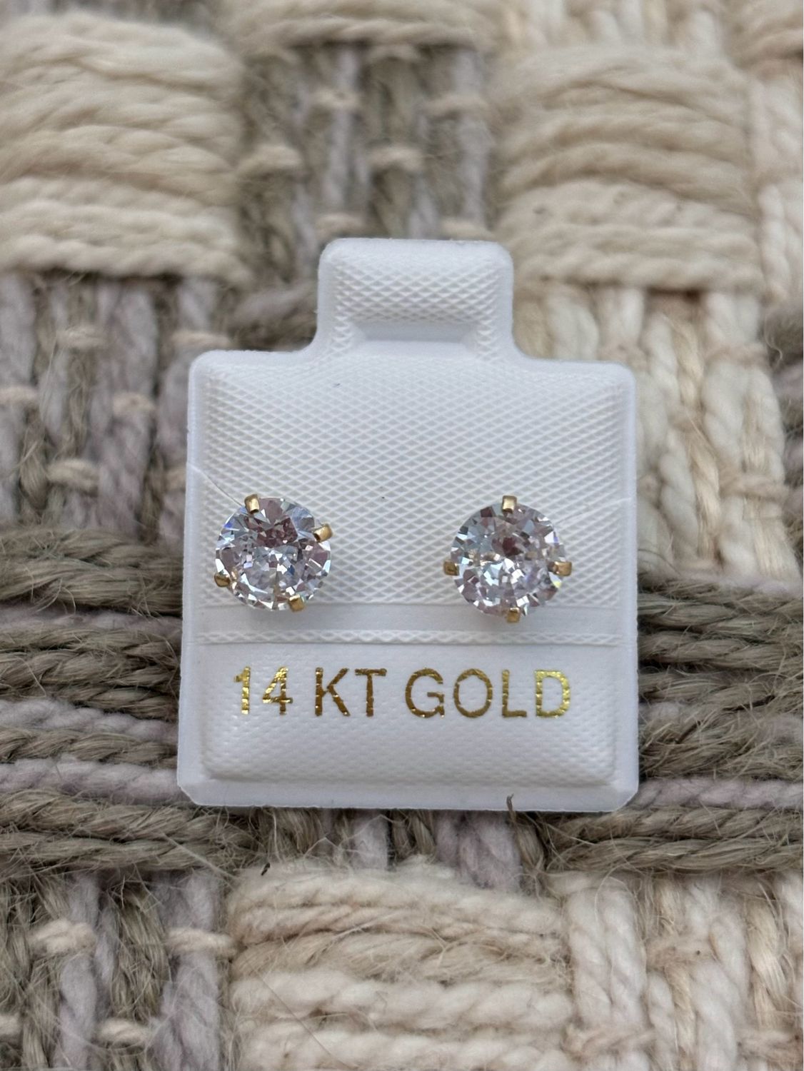 Cubic Zircoin 6mm 4 nails Studs Gold 14K.