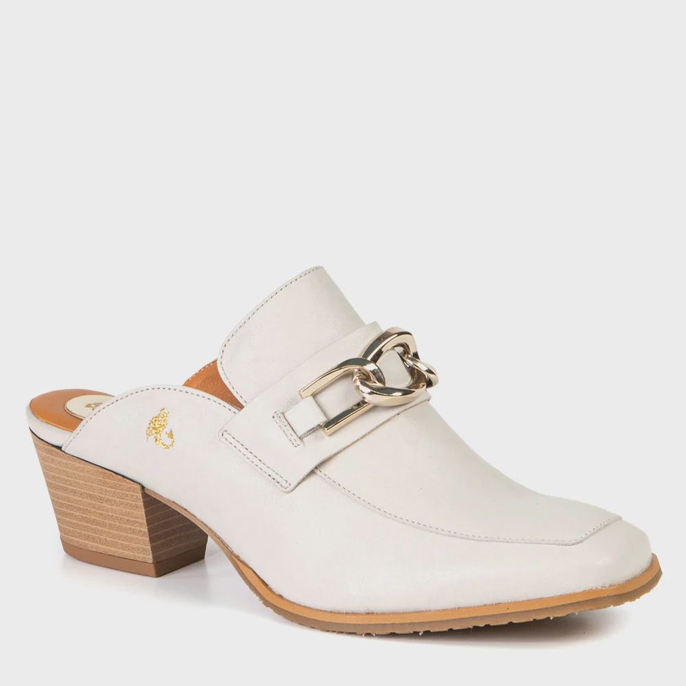 Angled front view of a closed toe mule.  Creamy white leather with a wood stacked heel and a chunky gold chain detail across forefoot.