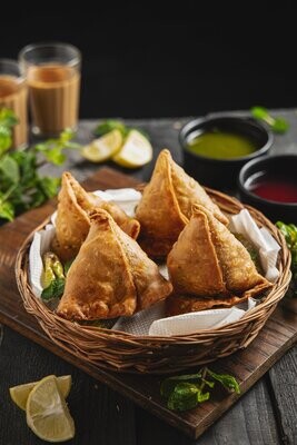 12 x KERMA SAMOOSA (Pastry filled with minced lamb and spicy greens)
