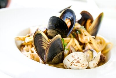 12 x CURRY CREAM MUSSELS (Mussels cooked and served with a creamy curry sauce)