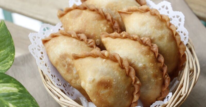 THAI CURRY PUFFS (Light pastry curry puffs with beef filling sweet chilli sauce)