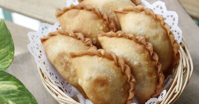 12 x THAI CURRY PUFFS (Light pastry curry puffs with beef filling sweet chilli sauce)