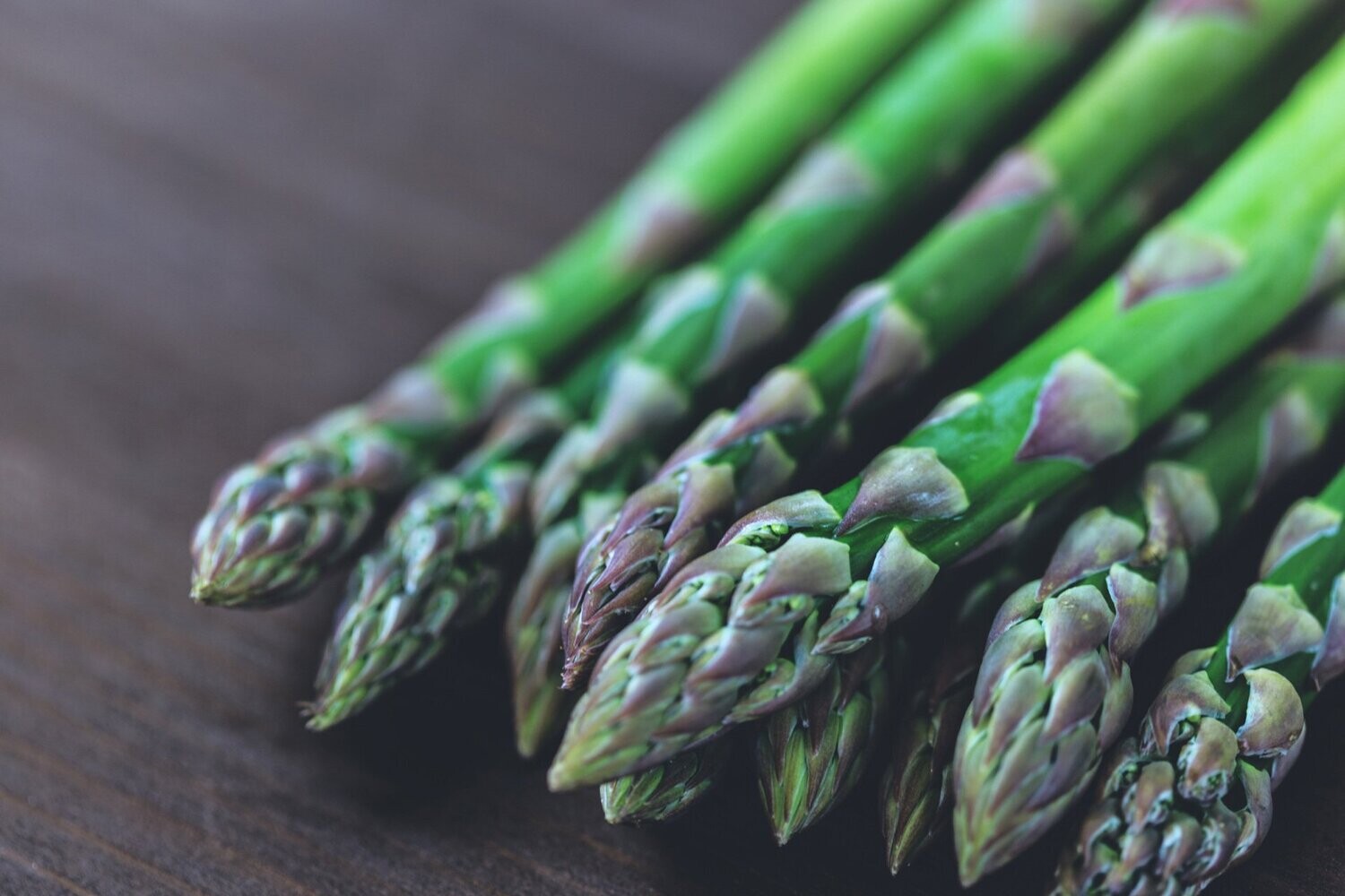 TASTY ASPARAGUS ROLLS (Cheddar cheese, ham and asparagus rolled in sesame bread)