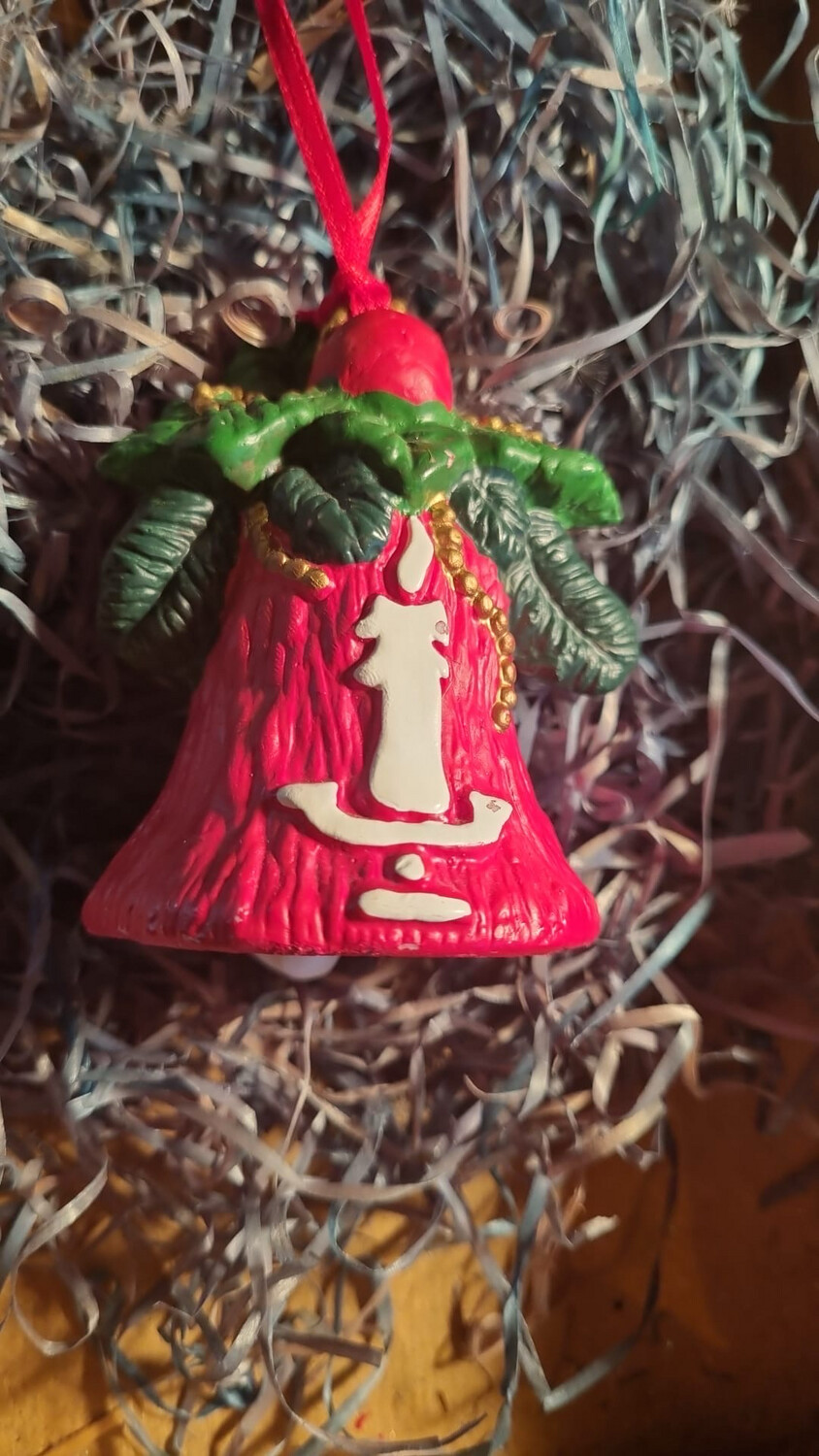 Kerstklok porselein met hulstblaadjes / Jr 80 / 8,5cm