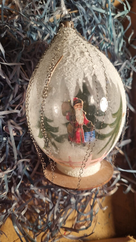 Oude bal handbeschilderd met kerstboom / Jr 20 / 10cm